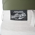 Detalle etiqueta cinturon pantalon blanco