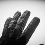 Primer plano dedos guantes negros rodeo mujer