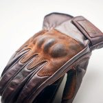 Detalle nudillos guantes marrones Fuel