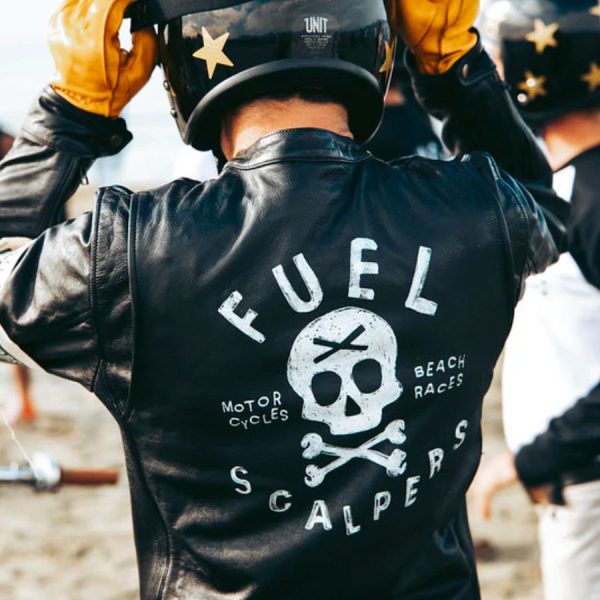 Hombre con la chaqueta de moto FXS de Fuel