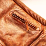 Detalle cremallera bolsillo de chaqueta marca fuel bourbon