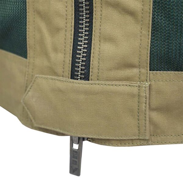 Detalle cierre cremallera de chaqueta de moto de hombre verde y marrón Coolxity