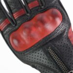 Detalle puño guantes de moto Gloves Amsterdam Man negro y rojo