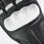 Detalle puño guantes de moto Gloves Amsterdam Man negro y blanco