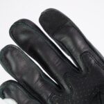 Detalle dedos guantes de moto Gloves Amsterdam Man negro y blanco