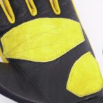 Detalle amariño puño guante de moto de la marca Gloves Forest negro