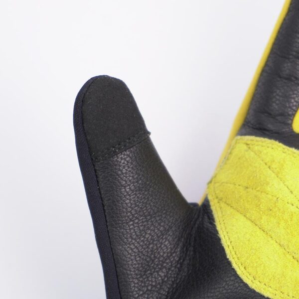 Detalle dedo guante de moto de la marca Gloves Forest negro