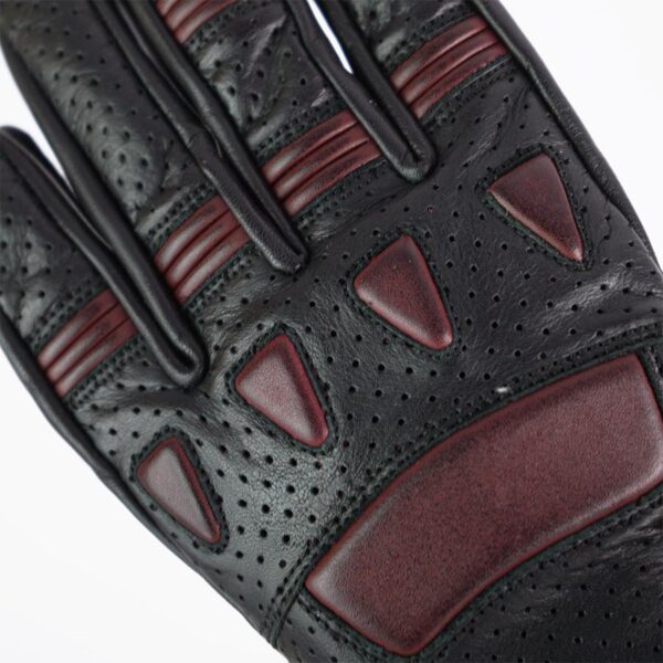 Detalle puño guante de moto Gloves Pilot II en negro y rojo