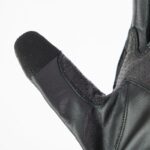 Detalle dedo pulgar guante de moto Gloves Pilot II en negro y rojo