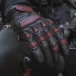 Guante moto Gloves Pilot II en negro y rojo en detalle