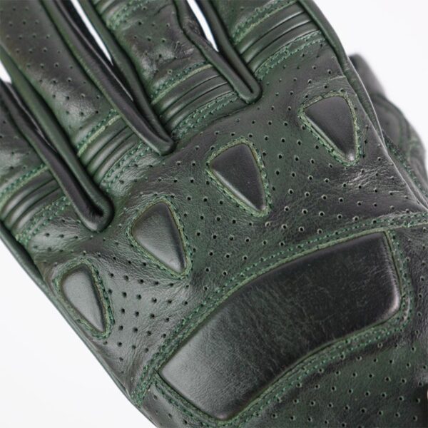 Detalle puño de guante de moto Gloves Pilot II en negro y verde