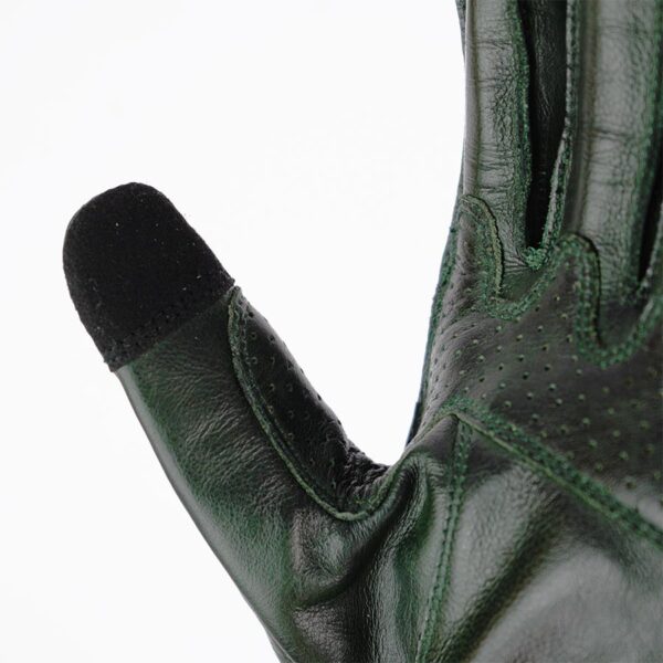 Detalle dedo de guante de moto Gloves Pilot II en negro y verde