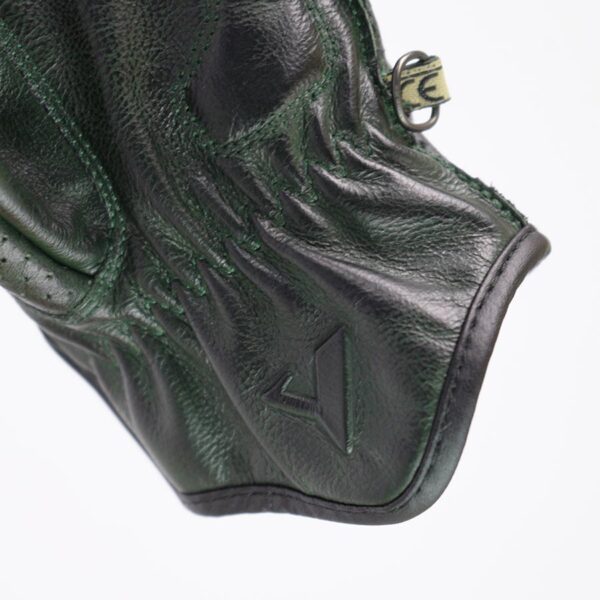 Detalle goma de guante de moto Gloves Pilot II en negro y verde