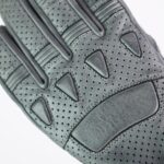 Detalle protección puño de guante de moto Gloves Pilot II en gris By City