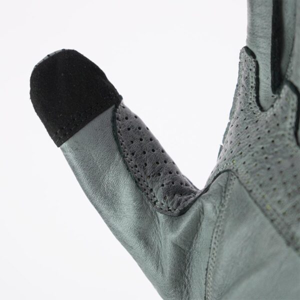 Detalle dedo guante de moto Gloves Pilot II en gris By City