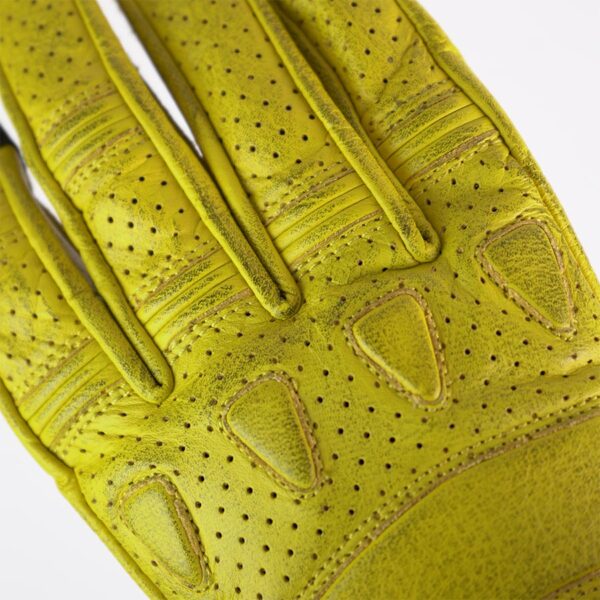 Detalle puño guante de moto Gloves Pilot II en amarillo