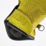 Detalle cierre de guante de moto Gloves Pilot II en amarillo