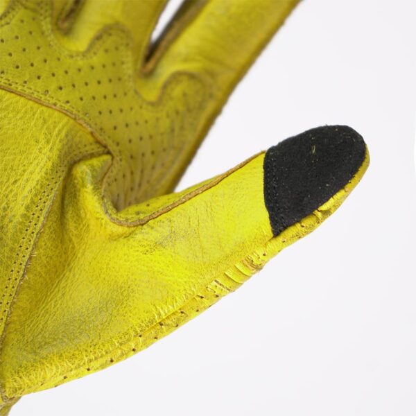 Detalle dedo de guante de moto Gloves Pilot II en amarillo