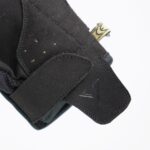 Detalle cierre de guante de moto Gloves Sierra en negro