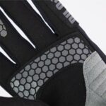 Detalle decoración puño guante de moto Gloves Sierra en gris