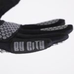 Detalle lateral dedo guante de moto Gloves Sierra en gris