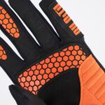 Vista detalle de guante de moto de la marca Gloves Sierra en naranja