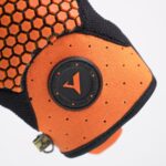 Detalle puño de guante de moto de la marca Gloves Sierra en naranja
