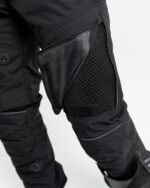 Detalle pantalón de moto hombre negro by City